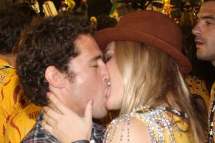 Fiorella Mattheis e Flavio Canto trocam beijos e brigam no camarote