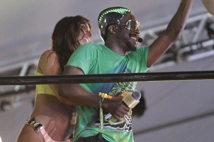 Nicole Bahls dá um chega mais em Will.I.Am, do Black Eyed Peas