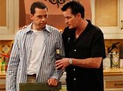 Charlie Sheen chama de traidor seu ex-companheiro de série