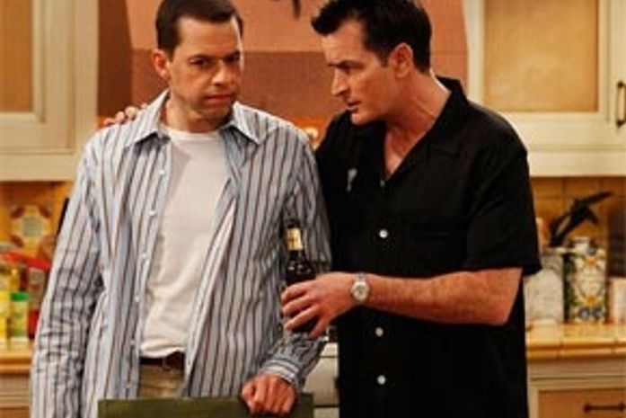 Charlie Sheen chama de traidor seu ex-companheiro de série