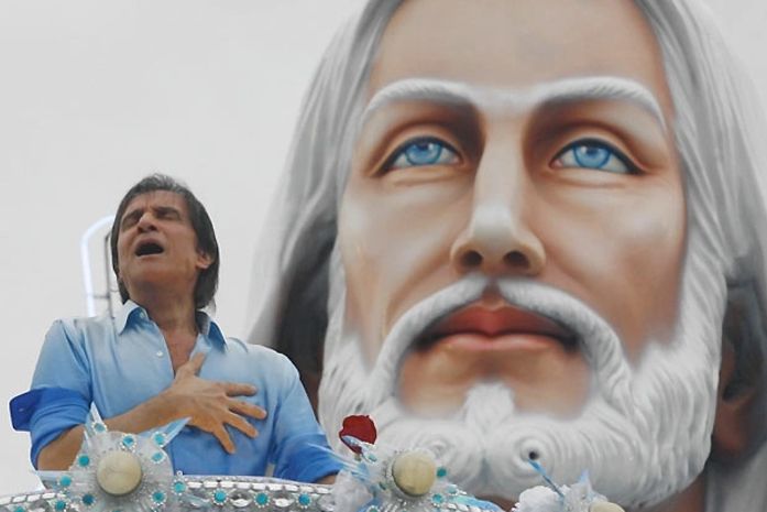Beija Flor ganha 12º título com homenagem a Roberto Carlos