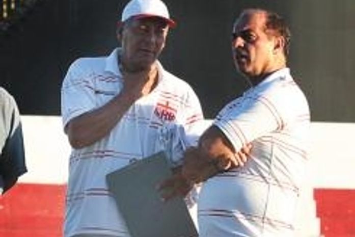 Após mais uma derrota, diretoria do CRB demite treinador Carlos Rabelo