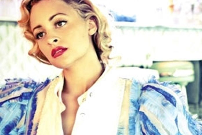 Nicole Richie gasta U$ 3 mil em travesseiros e leva bronca do marido
