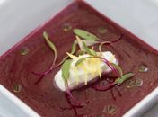 No almoço, creme de beterraba colore a mesa do fim de semana