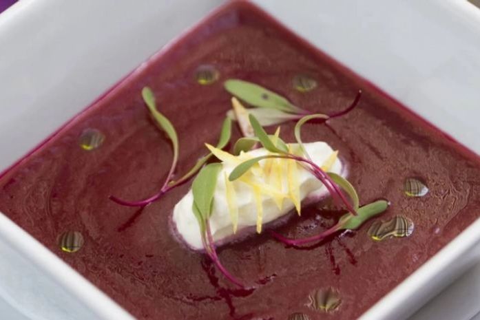 No almoço, creme de beterraba colore a mesa do fim de semana