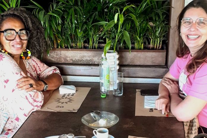 A poesia singela da Bia foi o tempero do almoço com a deputada Jó Pereira. Hoje é dia do poeta e da poetisa.