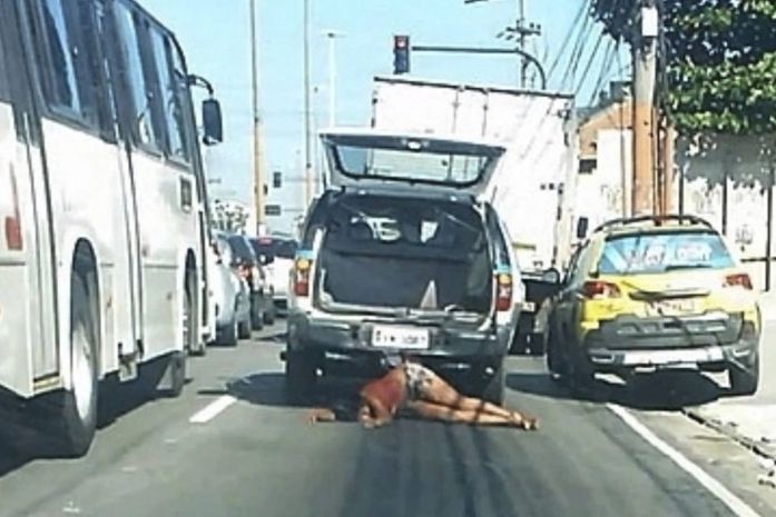 O corpo morto de Cláudia Silva Ferreira arrastado pela polícia, continua insepulto.