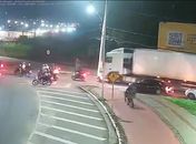 Veja exato momento em que ciclista sobrevive após ser derrubada e atropelada por carreta em Maceió