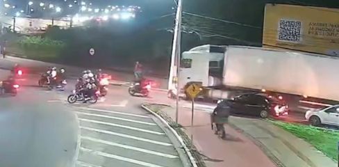Veja exato momento em que ciclista sobrevive após ser derrubada e atropelada por carreta em Maceió