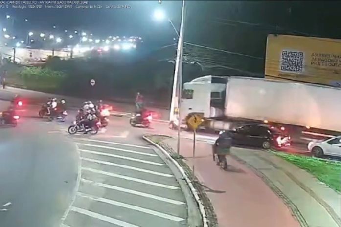 Veja exato momento em que ciclista sobrevive após ser derrubada e atropelada por carreta em Maceió