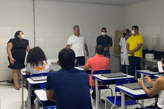 Prefeito George Clemente visita aulas do Programa Qualifica +