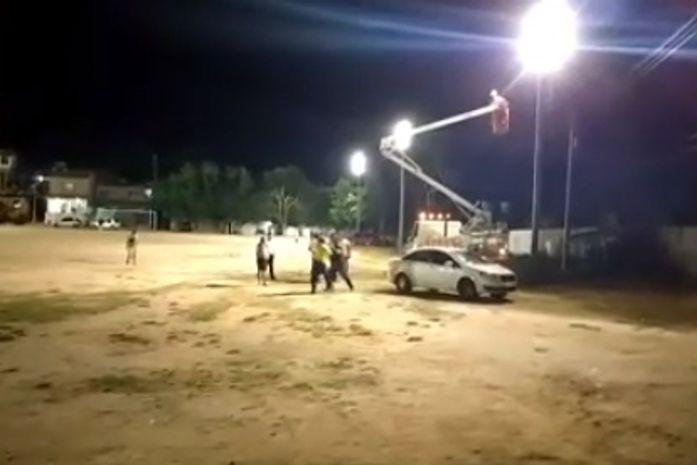 Políticos disputam no “tapa” instalação de refletor em comunidade; veja o vídeo