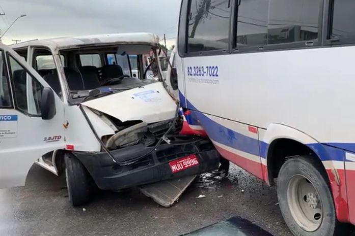 Colisão entre três carros deixa homem ferido na Avenida Menino Marcelo