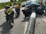 Condutora foge após colidir e derrubar poste, em Maceió
