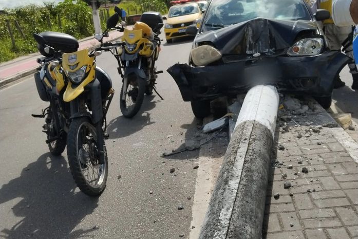 Condutora foge após colidir e derrubar poste, em Maceió