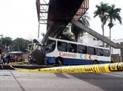 RJ: ônibus bate em passarela e 9 se ferem; motorista infarta