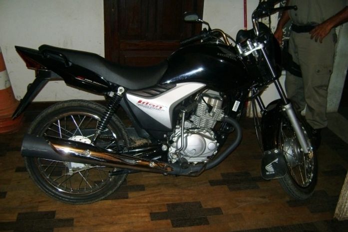 Homem é preso com moto roubada após tentar fugir da polícia
