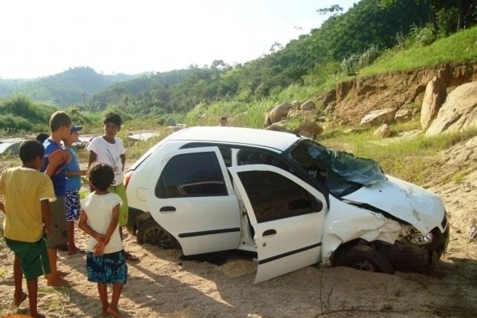 Carro sobra na curva e cai na ribanceira em Santana do Mundaú