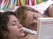 Clima de romance no BB11. Maria e Wesley aproveitam a saída de Maurício