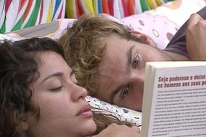 Clima de romance no BB11. Maria e Wesley aproveitam a saída de Maurício