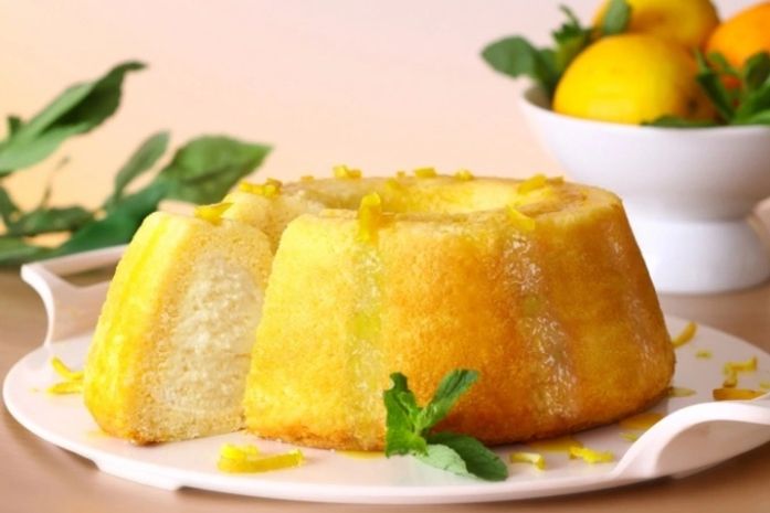 Prepare bolo de laranja recheado com sorvete para o lanche