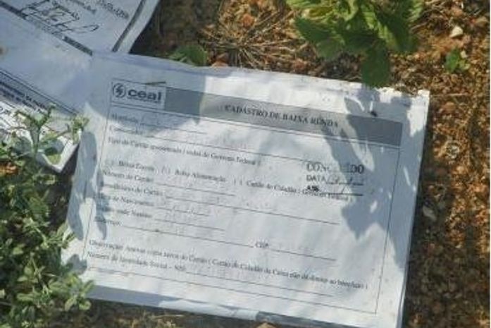 Documentos de usuários da Eletrobrás são despejados em terreno