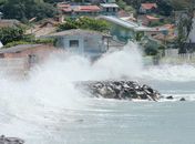 Com ondas de 2 m, mar agitado assusta moradores em SC