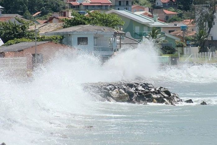 Com ondas de 2 m, mar agitado assusta moradores em SC