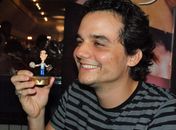Wagner Moura ganha miniatura sua em pré-estreia de filme