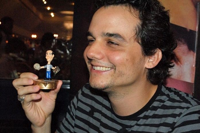 Wagner Moura ganha miniatura sua em pré-estreia de filme