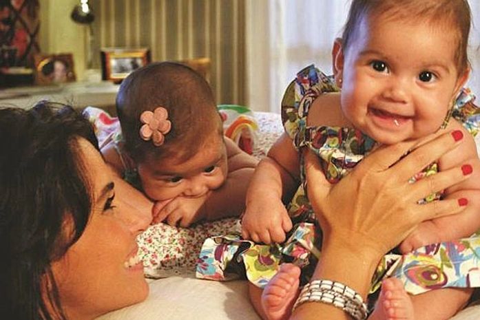 Giovanna Antonelli apresenta as filhas gêmeas, Antonia e Sofia