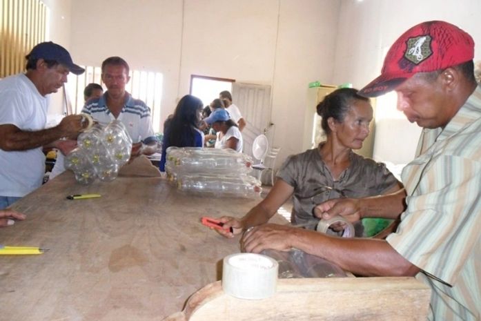 Material reciclado de garrafa pet gera renda em Coruripe