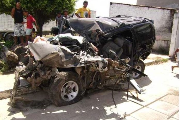 Veículo ficou totalmente destruído