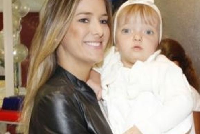 Ticiane Pinheiro curte festa de famosos com a filhinha, Rafaella