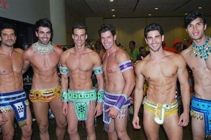 'BBB11': Rodrigão aparece de tanguinha no carnaval de Toronto