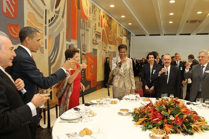 Collor não cumprimenta casal Obama e Téo fica em mesa de líder do PT