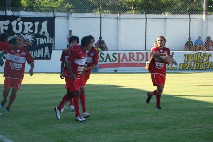Em jogo polêmico, CRB bate o Corinthians e se afasta da zona de perigo