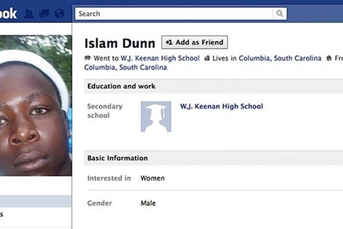 Detento é flagrado usando celular para atualizar página no Facebook