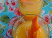 Creme feito com mamão e laranja se combinam em doce. Uma delícia