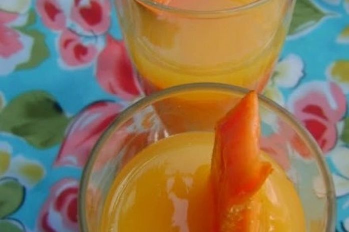 Creme feito com mamão e laranja se combinam em doce. Uma delícia