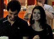 Programinha de casal: Felipe Simão e Alinne Moraes juntos no cinema