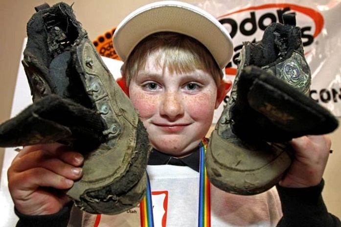 Sterling Brinkerhoff mostra par de tênis que lhe deu o título em concurso de chulé.