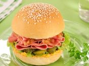 Sanduíche de mortadela e queijo tipo cheddar com molho diferente