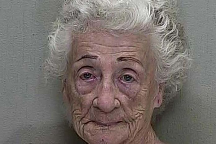 Idosa atira contra casa de vizinho porque ele não quis beijá-la