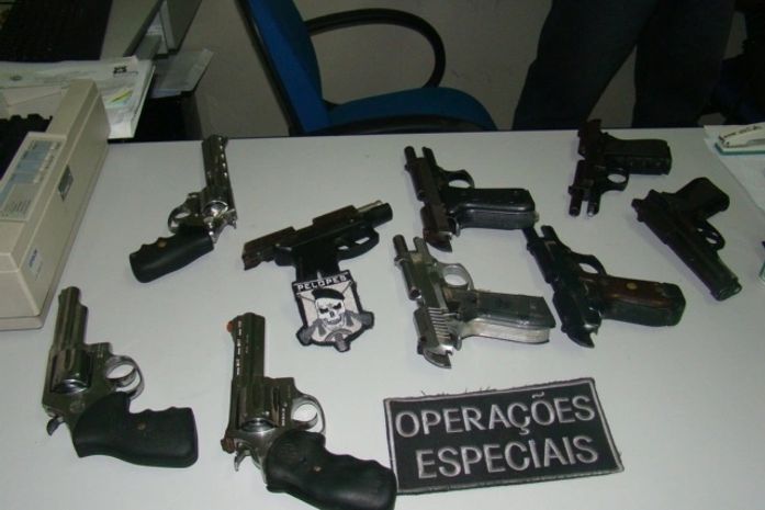 Polícia encontra arsenal dentro de residência em Arapiraca