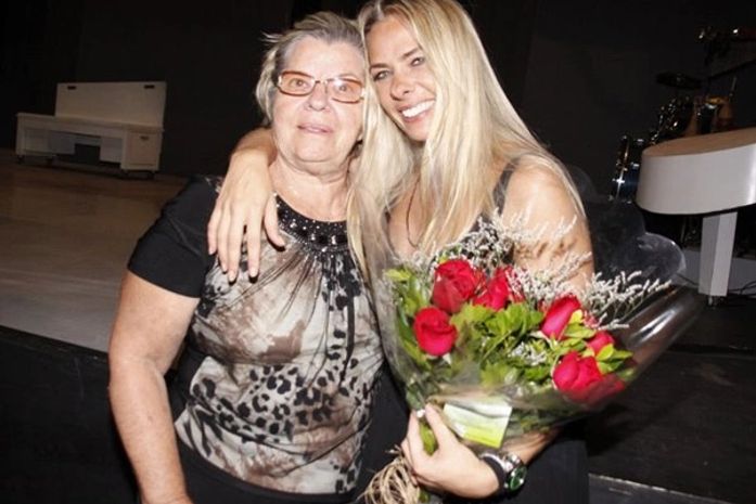 Adriane Galisteu recebe o carinho da mãe após estreia de peça