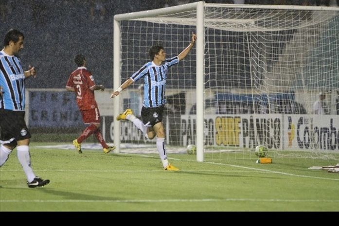 Em noite Junior Viçosa, Grêmio goleia o lanterna no campeonato gaúcho