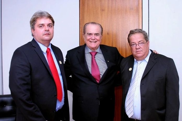 Prefeitos alagoanos reunidos com o deputado federal João Lyra