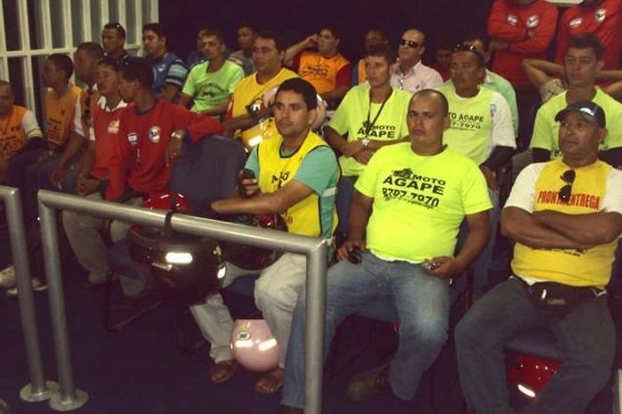 Mototaxistas acompanharam a sessão