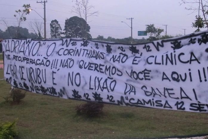 Após contratação de Adriano, torcida do Corinthians protesta